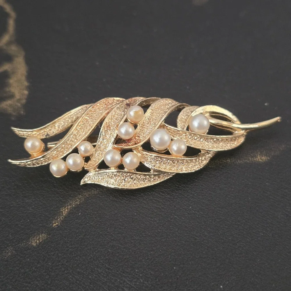 Vintage Gold Tone Faux Pearl Spray Brooch Textured Leaf Pin Mid Century Jewelry